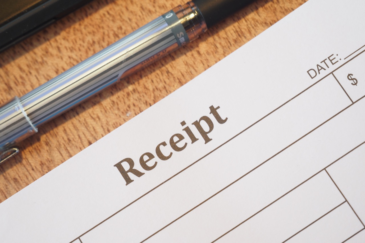 receipt-with-pen-on-wooden-table-displays-payment-2026-01-09-10-00-47-utc.jpg
